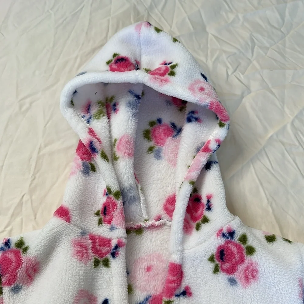 Bundle of two baby girl bath robes size 0-9 months. GREAT CONDITION, very soft.